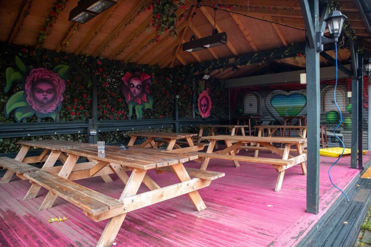 STREATHAM, LONDON - SUBSTANTIAL PUB WITH EXTENSIVE 12 ROOM ACCOMMODATION