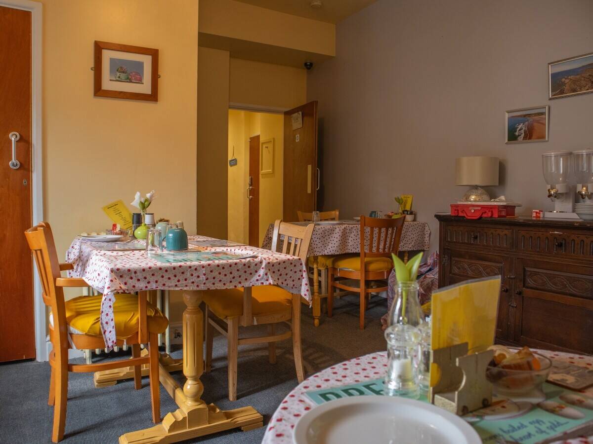 DEVON - PROMINENT WATERFRONT PUBLIC HOUSE WITH LETTING ROOMS IN SEASIDE TOWN