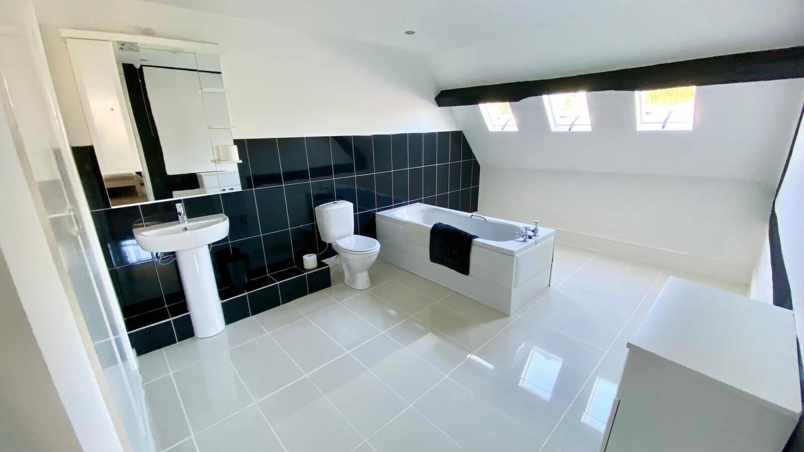 High Performing Large Country House Holiday Let Photo 11