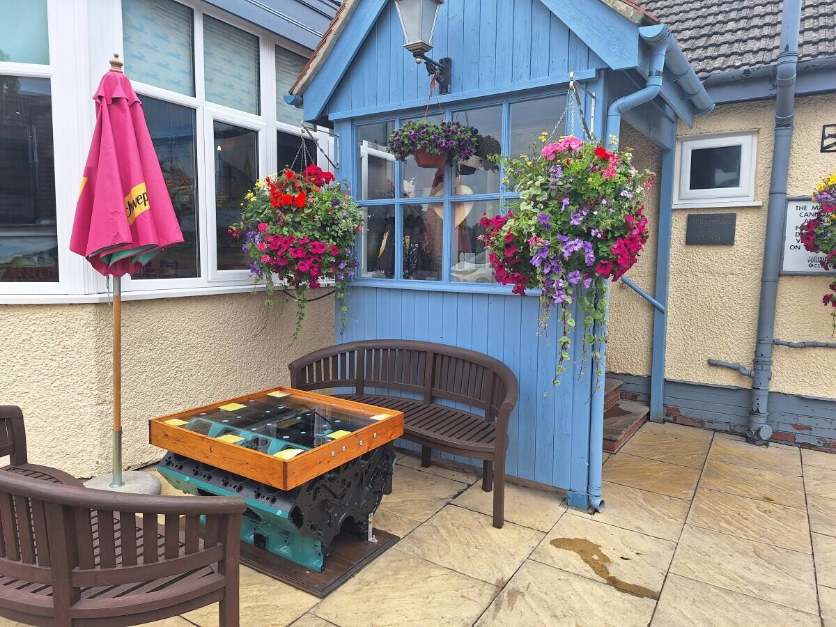 LINCOLNSHIRE - IMMENSELY SUCCESSFUL PUB ADJACENT TO HUMBERSIDE AIRPORT Photo 11