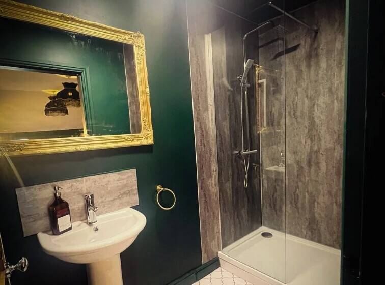 Well-Known Established Hotel & Bar Business Photo 11