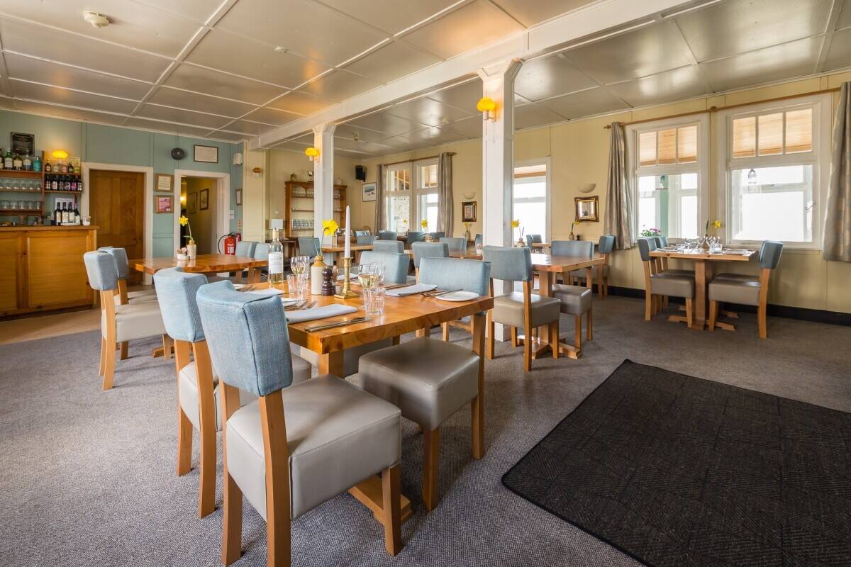 Well-Established, Popular 17-Bedroom Historic Island Hotel Photo 11