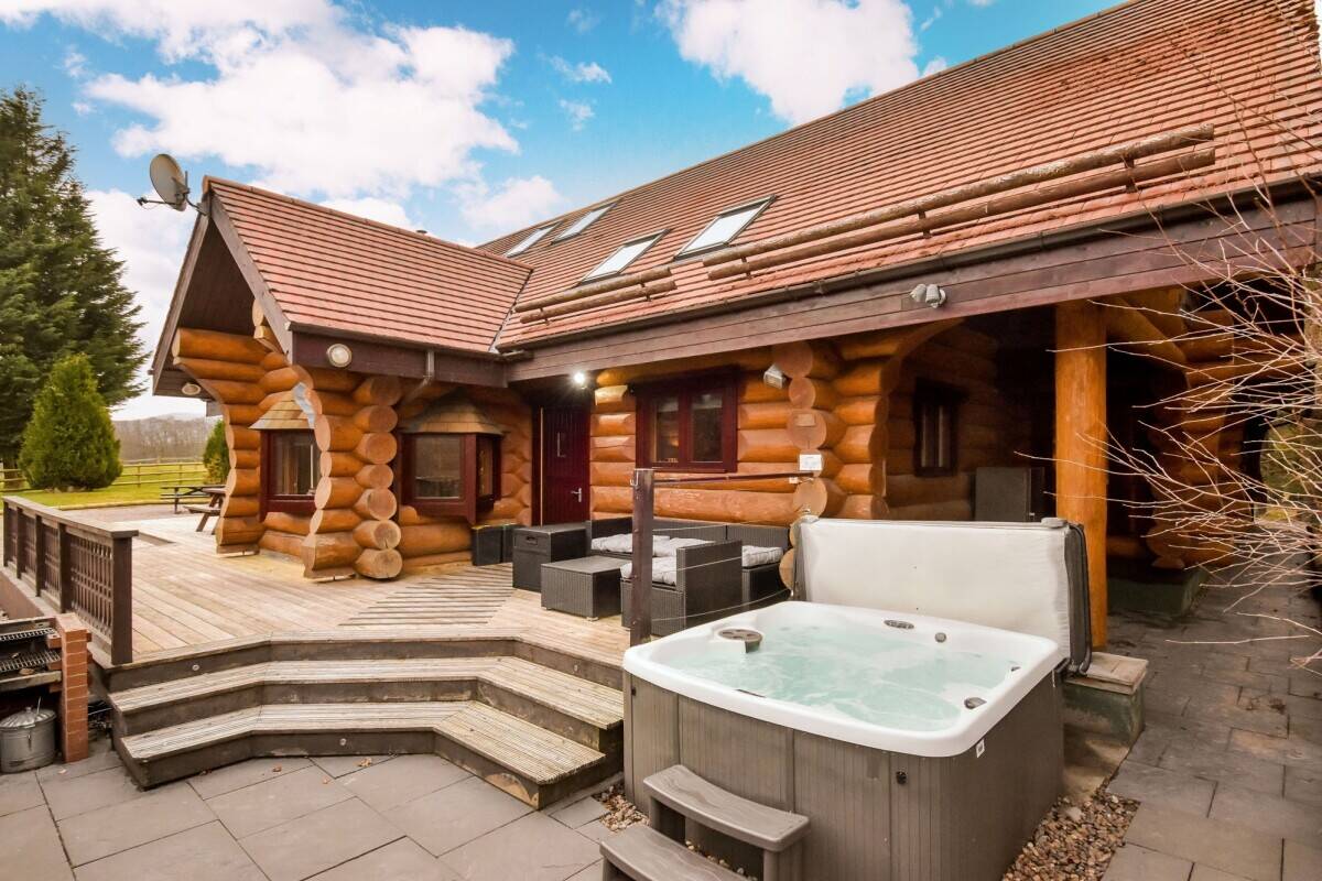 A Stunning Log Cabin with a Substantial Income Stream in The Cairngorm National Park (ref 1819)