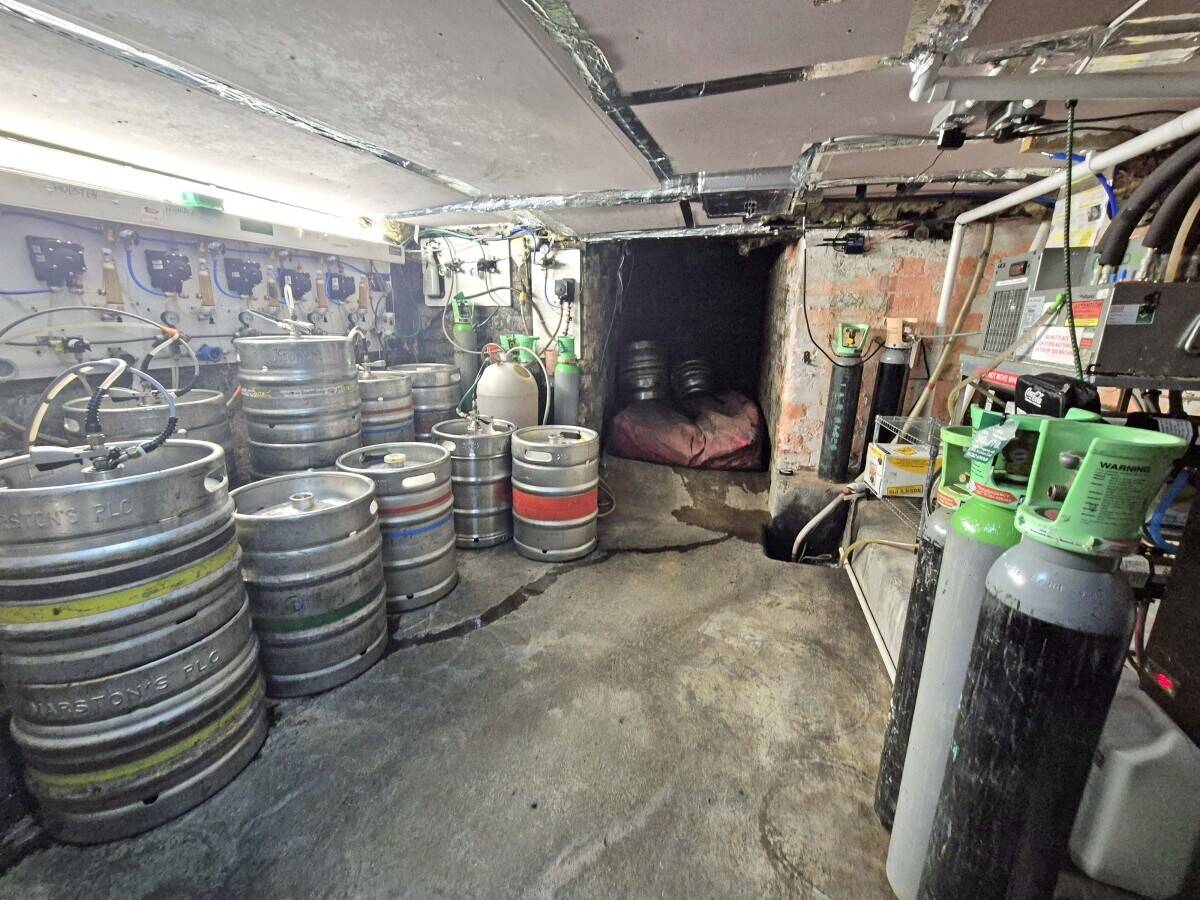 NORTH YORKSHIRE - COUNTRY PUB IN THE HEART OF THE YORKSHIRE DALES OFFERING LETTING ACCOMMODATION