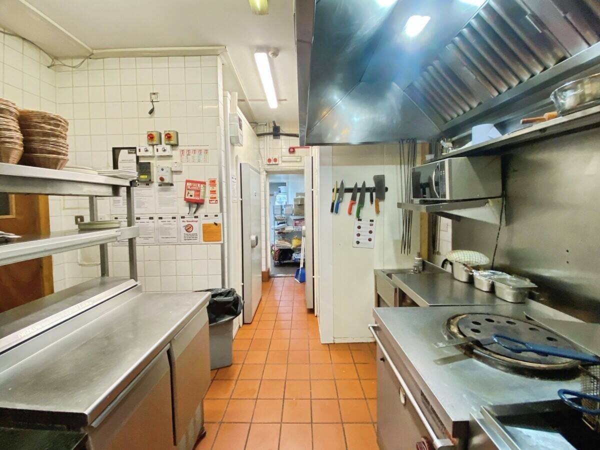 Fully Fitted Licensed Indian Restaurant with 75–80 Covers – Prime Reading Location Photo 11