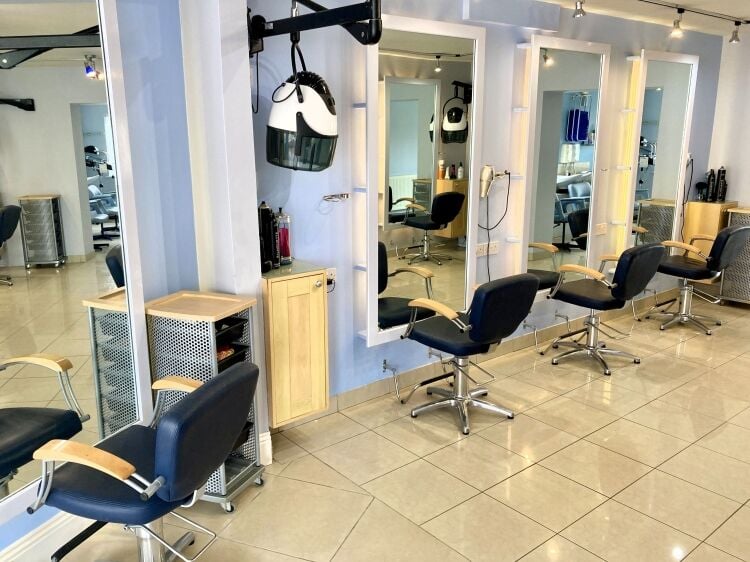 PET SUPPLIES & HAIR SALON (Operated by self-employed stylists)