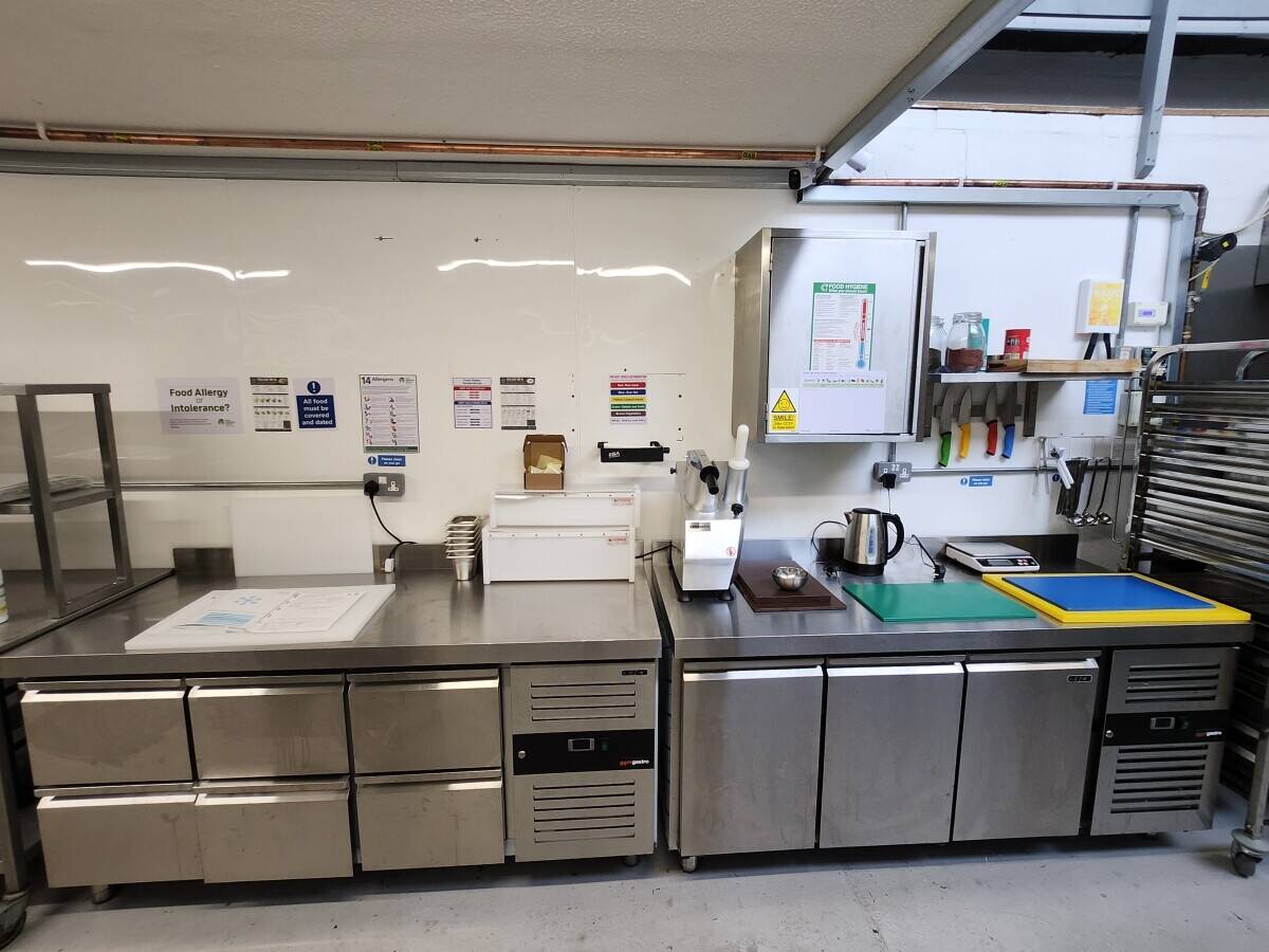 Fully Equiped Dark Kitchen for sale in New Malden Photo 11