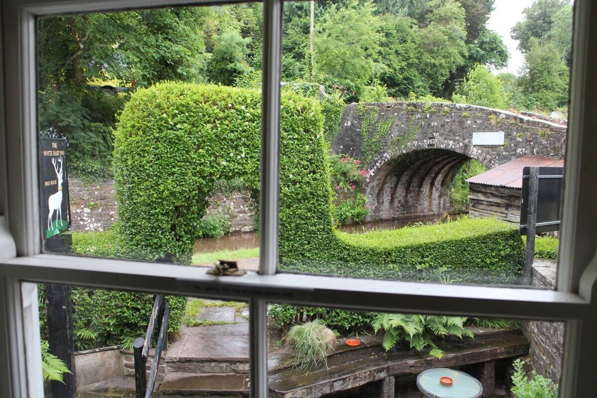 BRECON BEACONS - USK VALLEY CANALSIDE PUB WITH EXCELLENT ACCOMMODATION