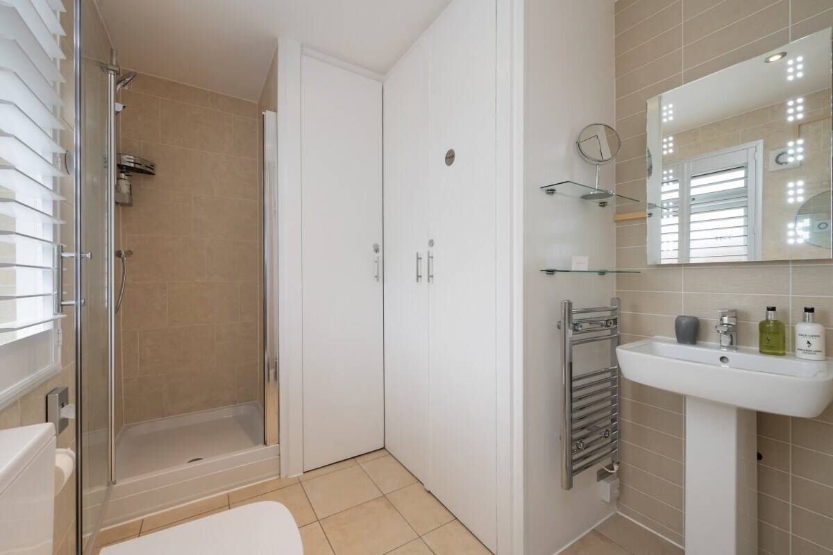 Stunning 7 bedroom Bed & Breakfast in the beautiful city of Canterbury plus private self contained owner accommodation