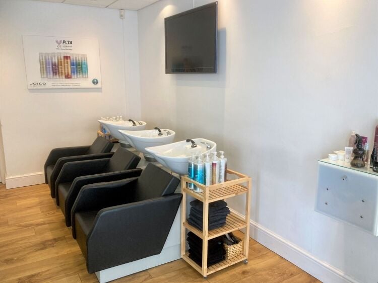 FULLY EQUIPPED HAIR & BEAUTY SALON PREMISES