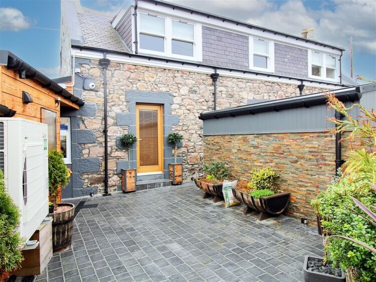 Thriving Coastal Business, Family Home & Exceptional Lifestyle Opportunity Photo 11
