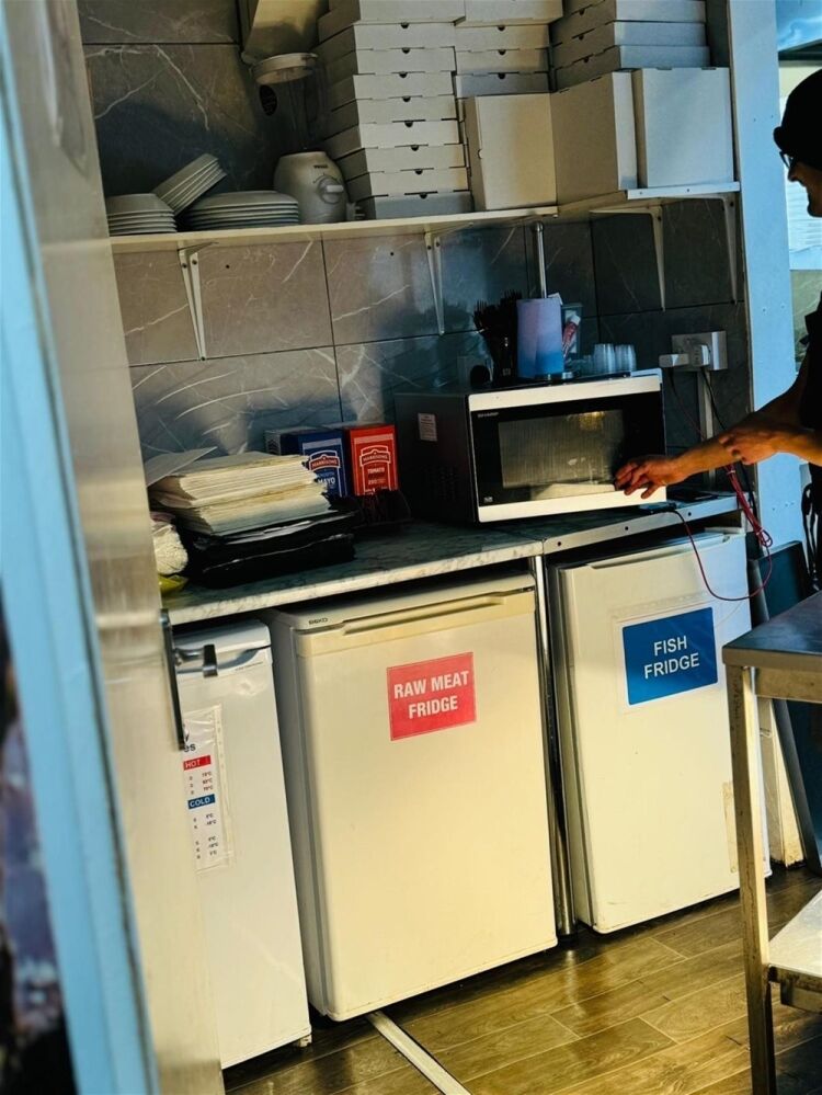 TAKEAWAY & DESSERT BAR LOCATED IN BRADFORD Photo 11