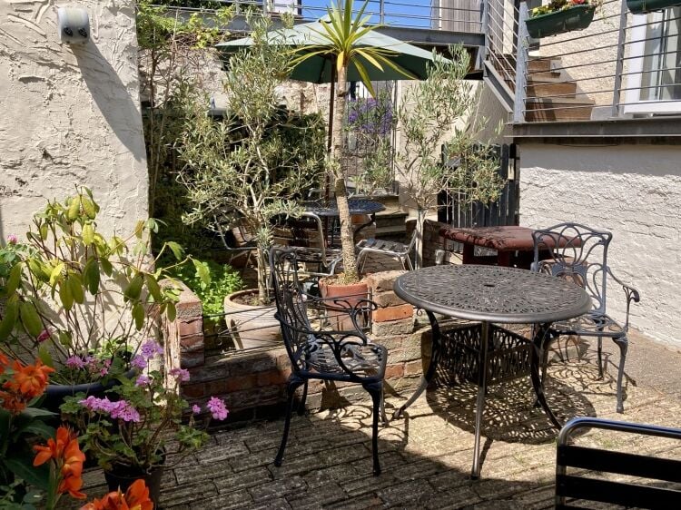 TEAROOM, STUDIO BED & BREAKFAST, and OWNERS ACCOMMODATION Photo 11
