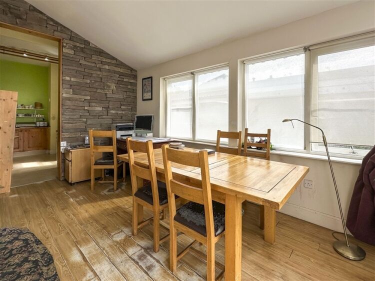 Dunallan House Photo 11