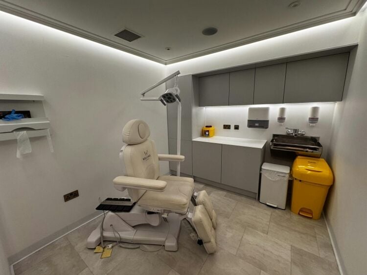 High End HIS Registered Clinic for Sale in Viewpark Uddingston with 6 Treatment Rooms Photo 11