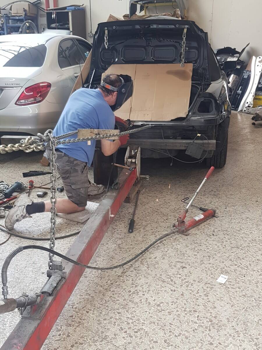 Vehicle mechanics and body repair centre for sale in Perivale Photo 12