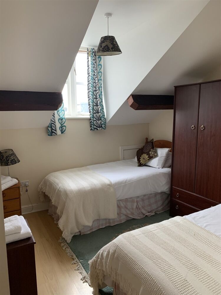 FREEHOLD B&B OR SELF CATERING APARTMENTS WITH LICENSED BAR & RESTAURANT IN PEMBROKE DOCK