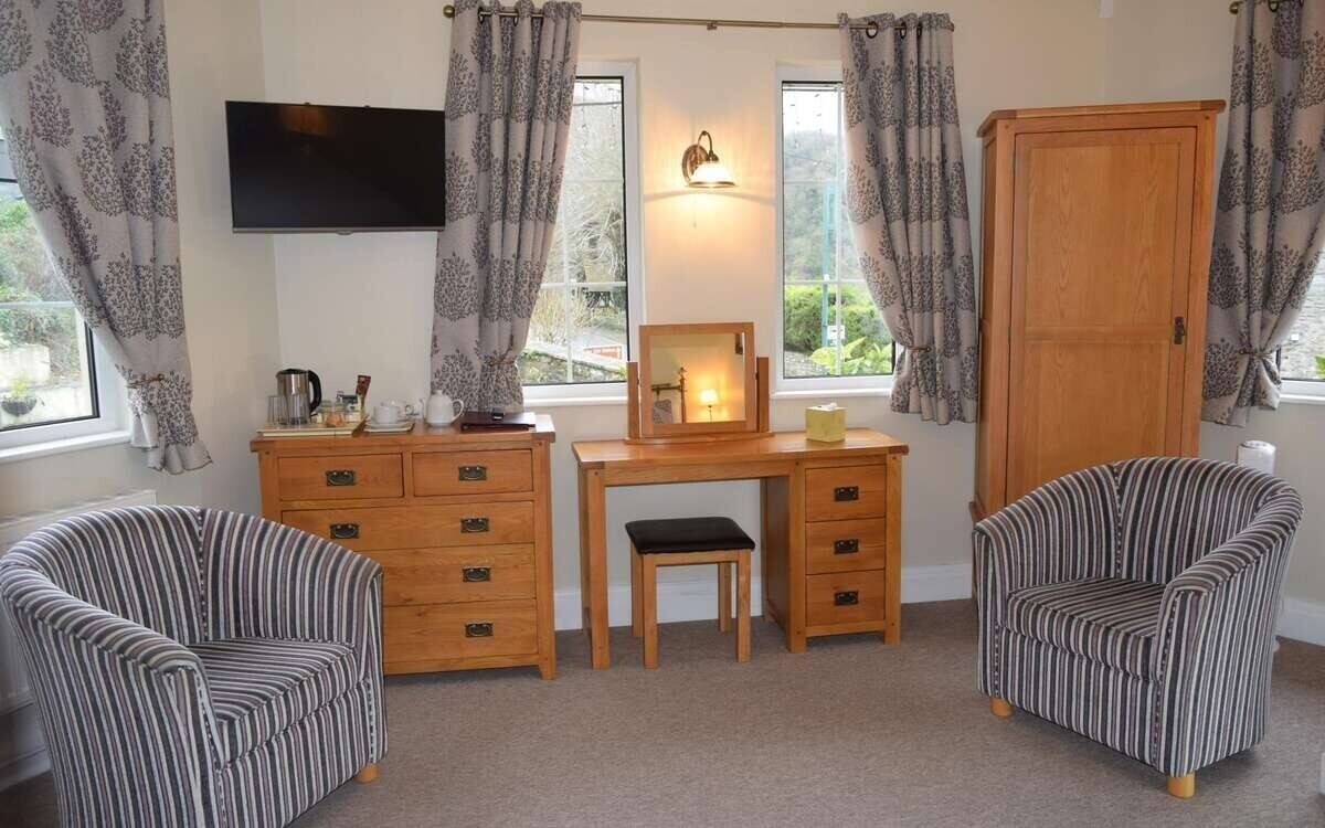 MONMOUTHSHIRE - RIVERSIDE VILLAGE HOTEL, EXCEPTIONAL INN OF ARCHITECTURAL APPEAL