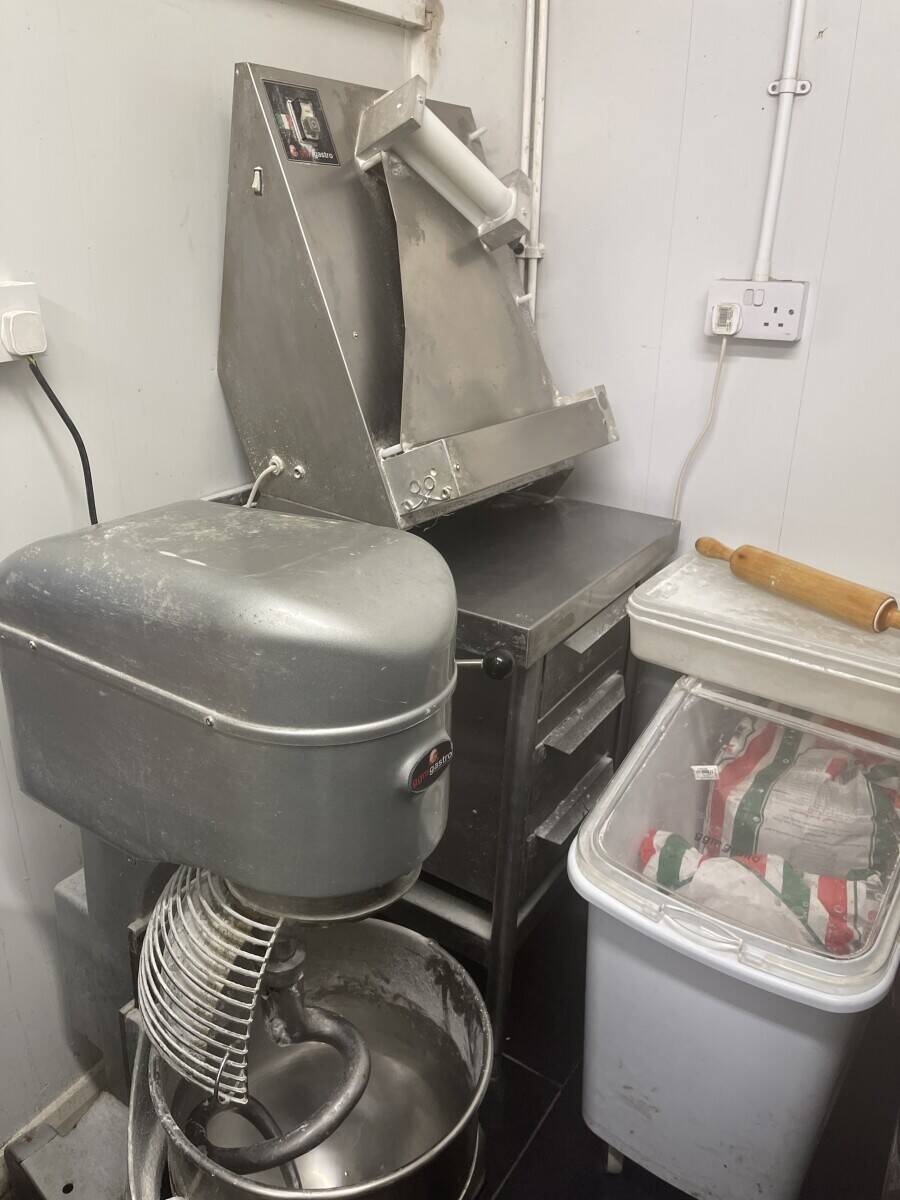 Pizza shop Takeaway with sitting area  for sale leasehold