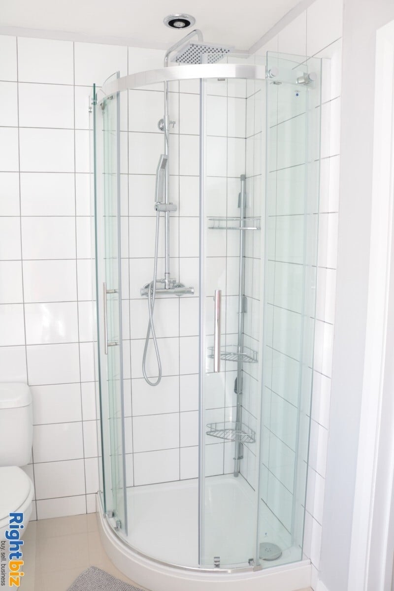 Freehold Established Serviced Accommodation Airbnb Superhost Property Photo 12