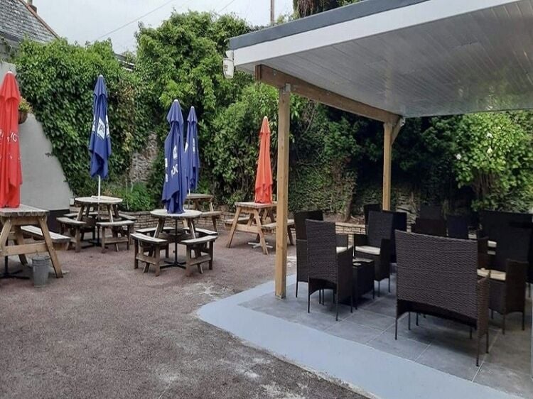 Popular Bistro with Living Accommodation For Sale