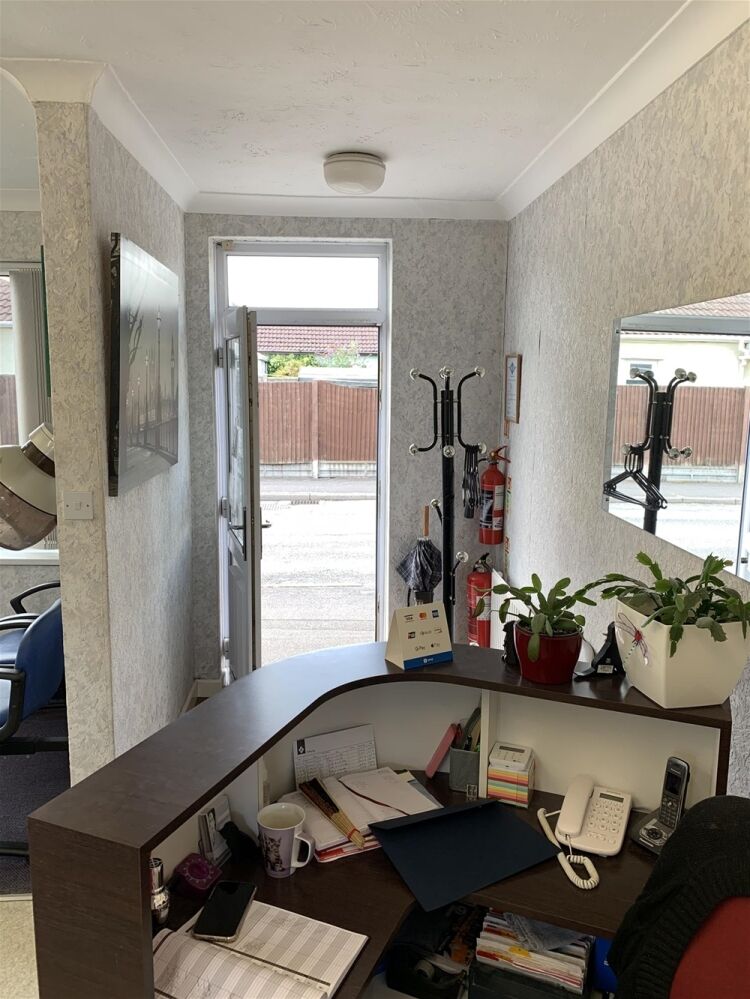 FREEHOLD UNISEX HAIR SALON in prosperous commuter village suburb LINCOLN Photo 12