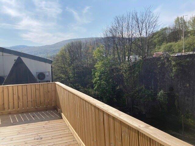 Spectacular Freehold setting near Tom Jones birth place Photo 12