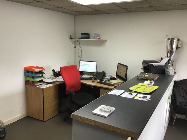 SPACIOUS GARAGE/MOT CENTRE OPPORTUNITY, CARDIFF NORTH Photo 12