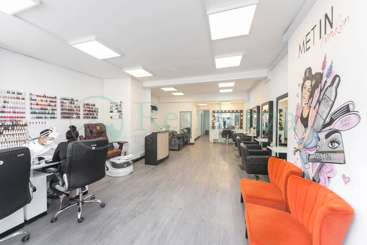 established class E beauty salon measuring in excess of 900 sq/ft over ground level, located in Tooting B Photo 12