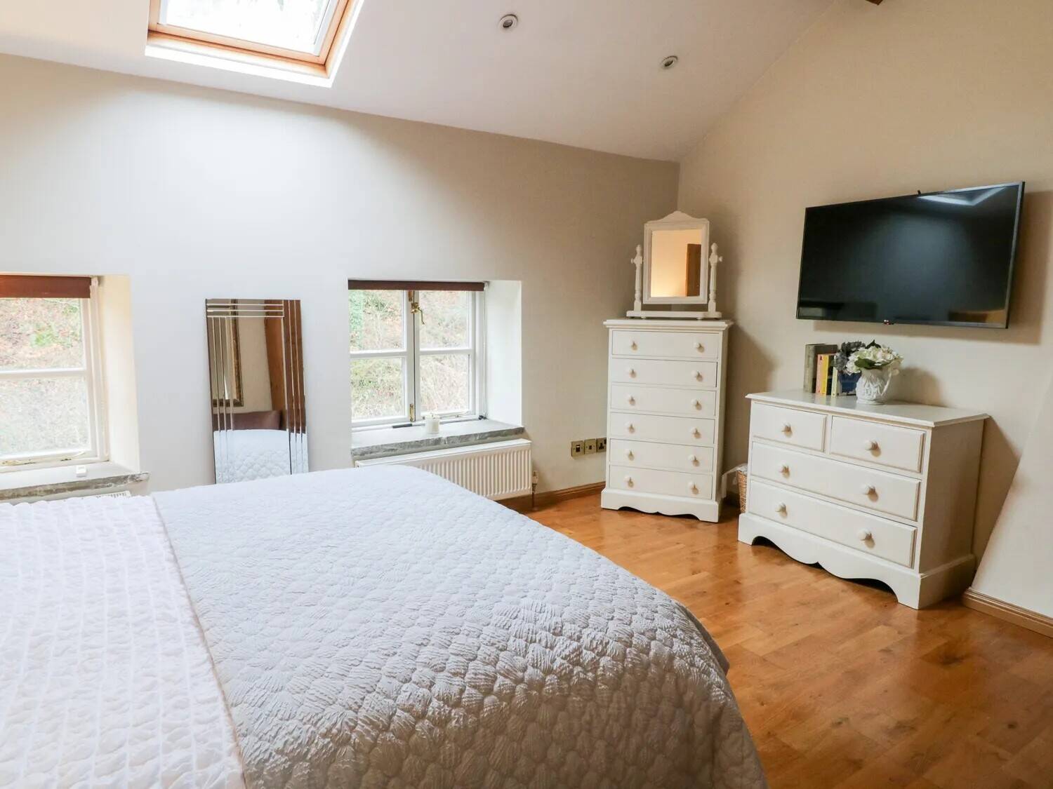 Freehold Idyllic self catering cottage with beautiful 3 bedroomed owners accommodation.