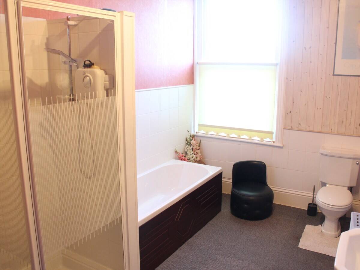 LINCOLNSHIRE COAST - HIGH STREET CAFE WITH 5 DOUBLE BEDROOMS Photo 12