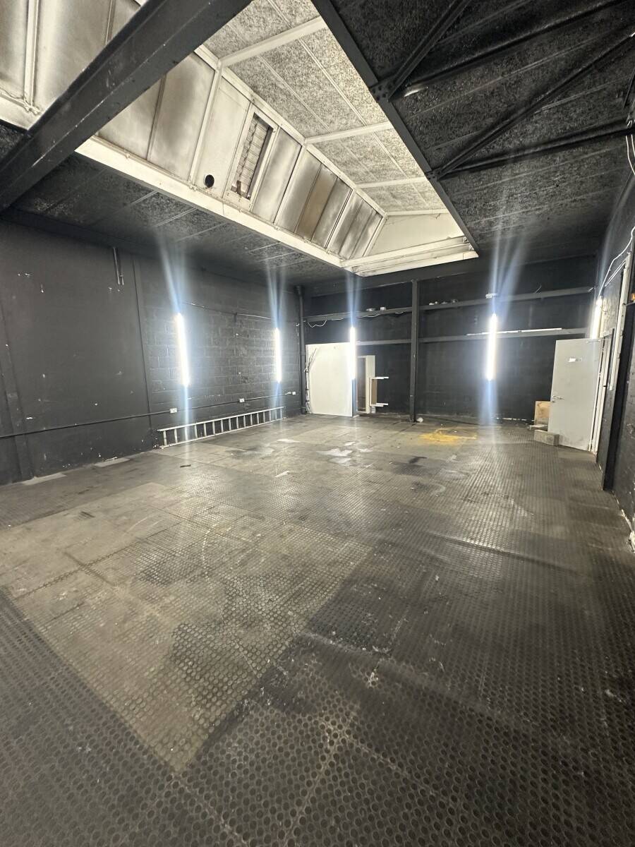 Garage workshop to let in Harlow Photo 12
