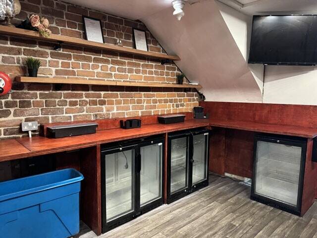 PORT TALBOT – PROMINENT HIGH STREET BAR/NIGHTCLUB WITH THREE FLATS INVESTMENT Photo 12
