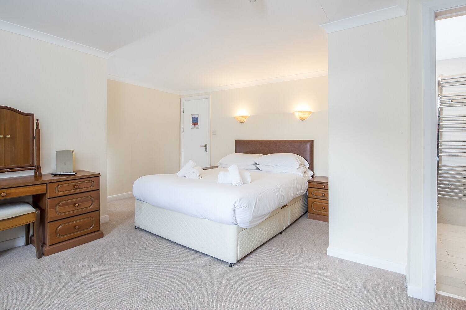 PEMBROKESHIRE - 10 BEDROOM 17TH CENTURY RIVERSIDE INN
