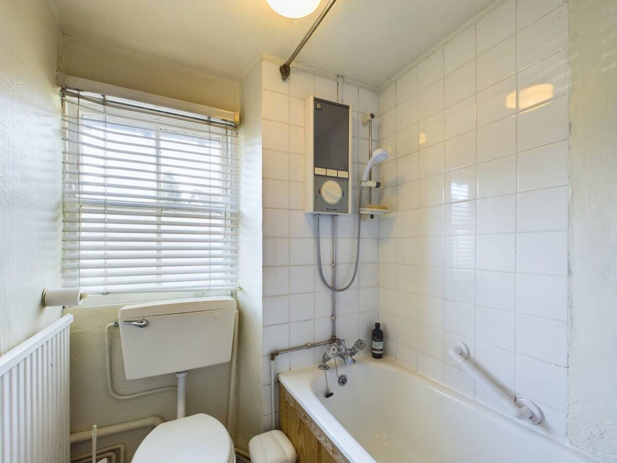 A substantial and traditional Lakeland Victorian property. Well proportioned seven bedroom property Photo 12