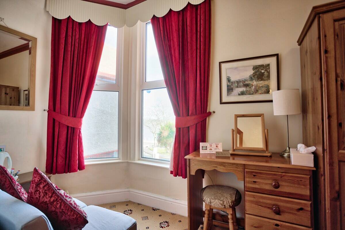 CONWY - 13 BEDROOM GUEST HOUSE IN CHARMING SEASIDE TOWN Photo 12