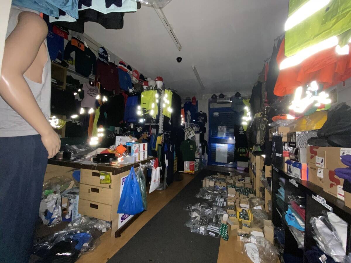 Clothing wholesaler for sale with stock/machinery included Photo 12