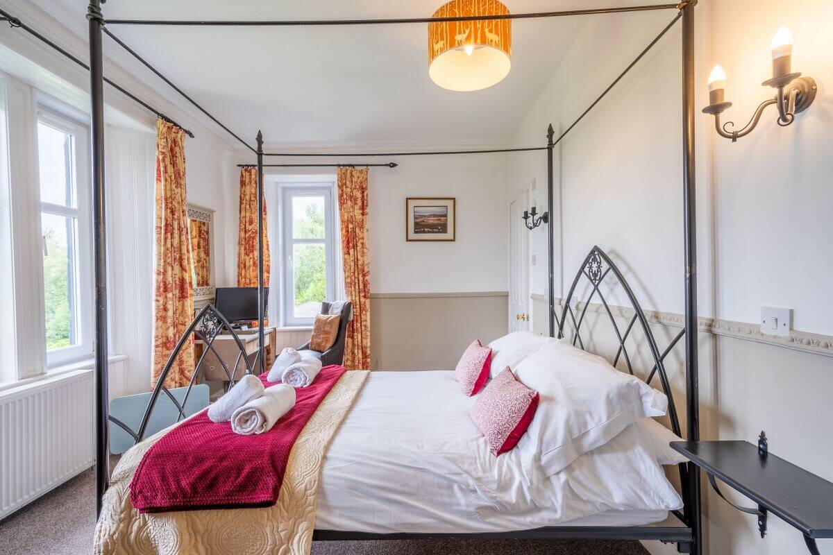 Impressive 8 Bedroom Country House Hotel on the Banks of Loch Shiel Photo 12