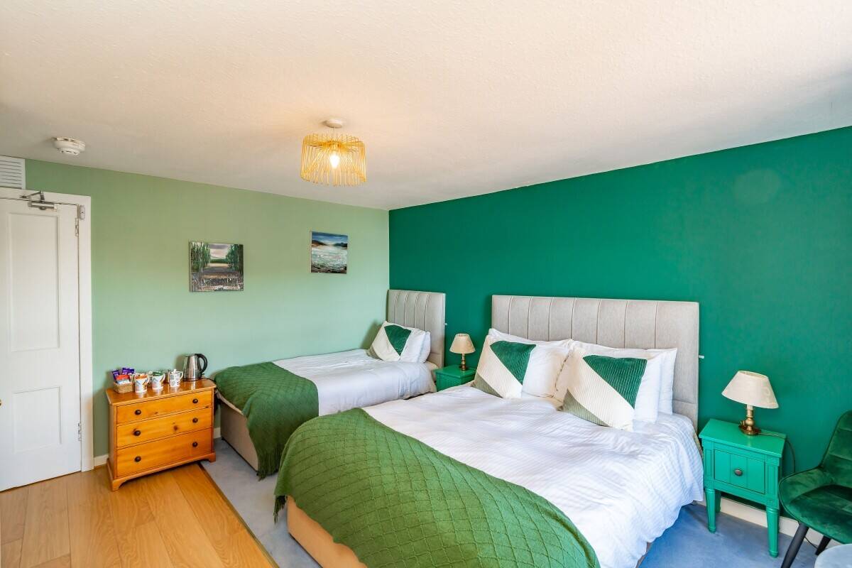A popular Highland hostelry in an outstanding location on the NC500, Shieldaig (ref 1699)
