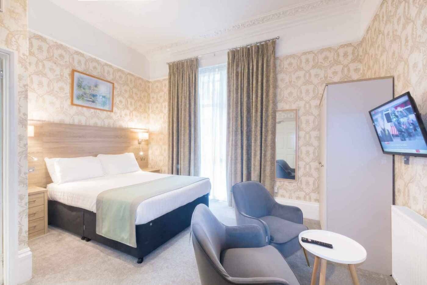 A Fantastically Presented, 15/16-Bedroom Hotel For Sale Photo 12