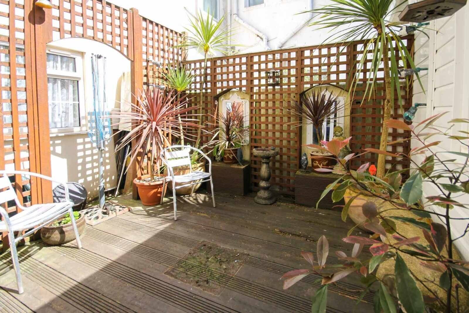 An Ideally Located 7/8 Bedroom Guesthouse For Sale Photo 12