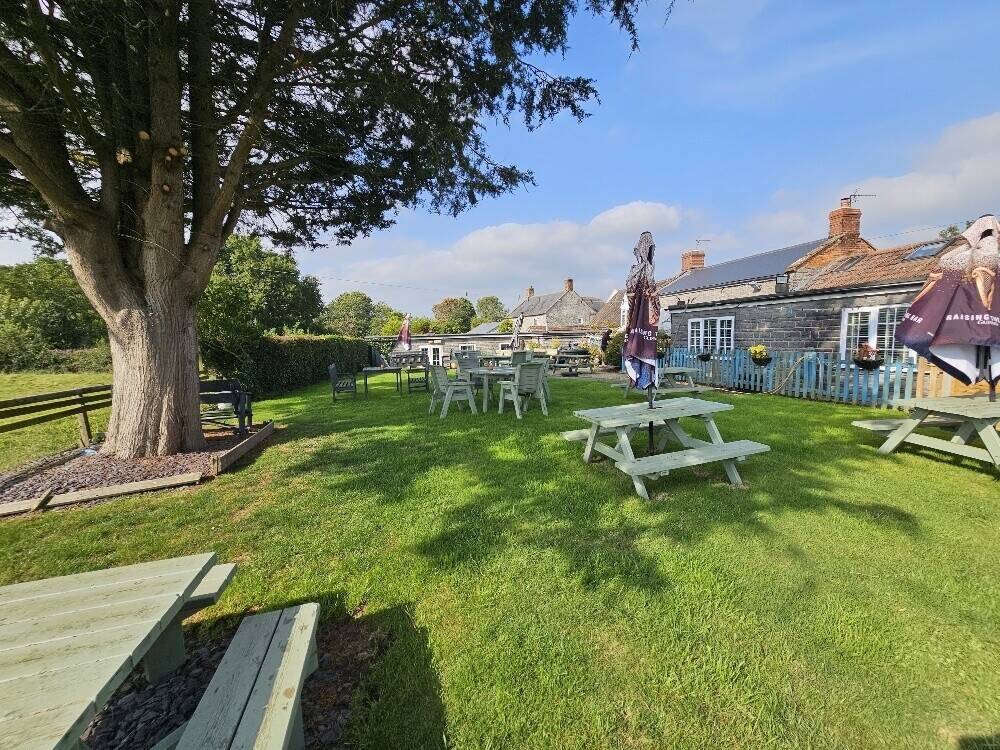 Character Detached Somerset Village Pub & Restaurant With 3 Bedroom Accommodation