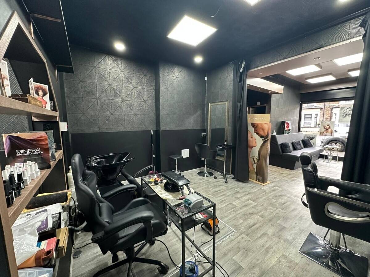 Hair & Beauty Salon + Vape shop kiosk Photo 10