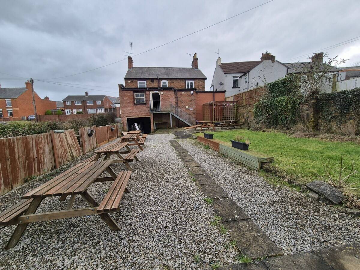 WREXHAM COUNTY BOROUGH - COMMUNITY PUBLIC HOUSE LOCATED ON BUSY MAIN ROAD Photo 12