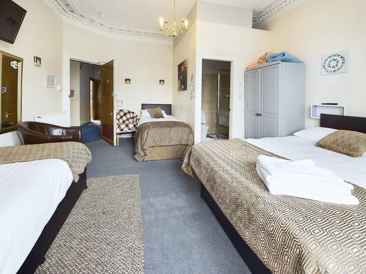 8 Letting Room Guest House in Prestigious Aberdeen Location