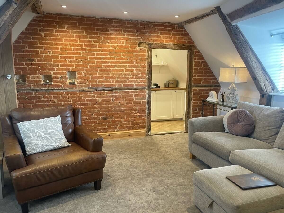 NOTTINGHAMSHIRE - THREE BEDROOM CHARACTER PUB & RESTAURANT