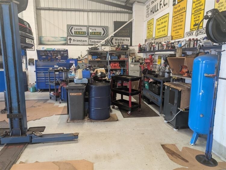 MOTOR VEHICLE GARAGE Photo 12