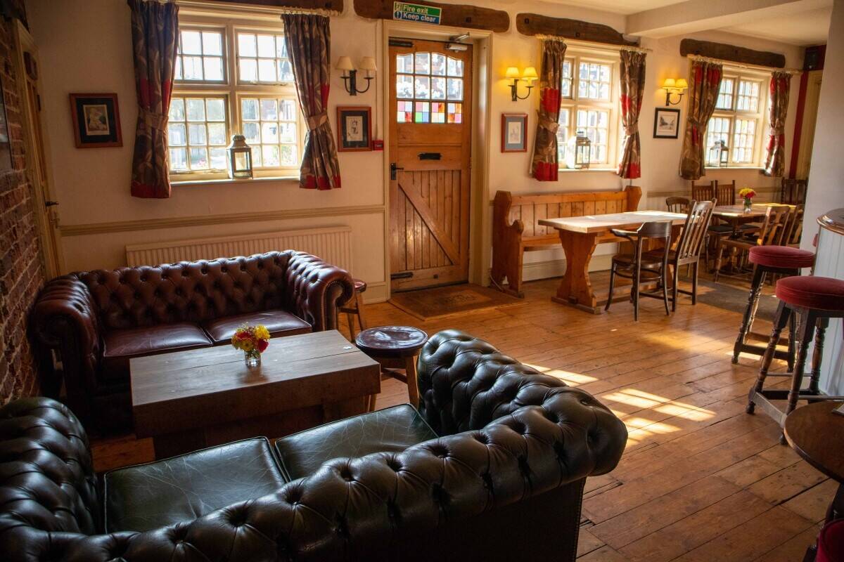 SURREY - PROFITABLE PUB WITH LETTING ROOMS