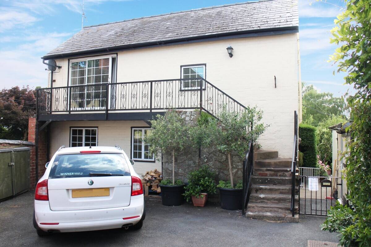 HEREFORDSHIRE - RENOWNED ‘BLACK & WHITE’ VILLAGE CENTRE RESTAURANT WITH SEPARATE OWNERS' HOME
