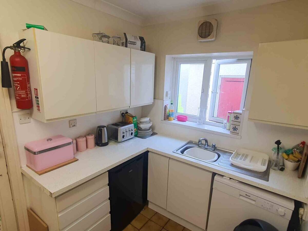 A Spacious Former Guest House in a Prime Location Photo 12